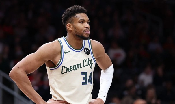 乐鱼线上服务-字母哥沮丧情绪达到顶点！雄鹿紧张氛围前所未有 内部有分裂苗头