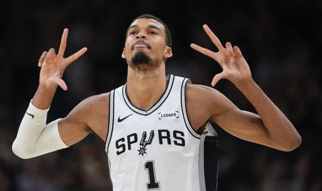 乐鱼体育平台-文班刷新姚明尘封纪录 续写NBA中锋传承|文班亚马|圣安东尼奥马刺队|NBA常规赛|夏洛特黄蜂队|篮板_新浪体育_新浪新闻